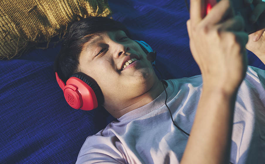 JBL Quantum 100N Juega con comodidad durante horas gracias al acolchado viscoel&aacute;stico - Image