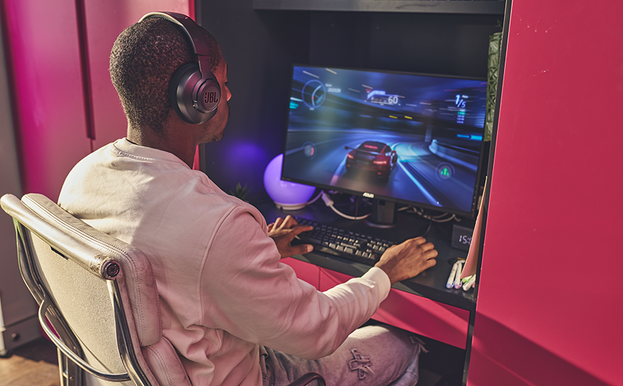 Convi&eacute;rtete en el polo de atracci&oacute;n del juego con JBL QuantumSOUND Signature