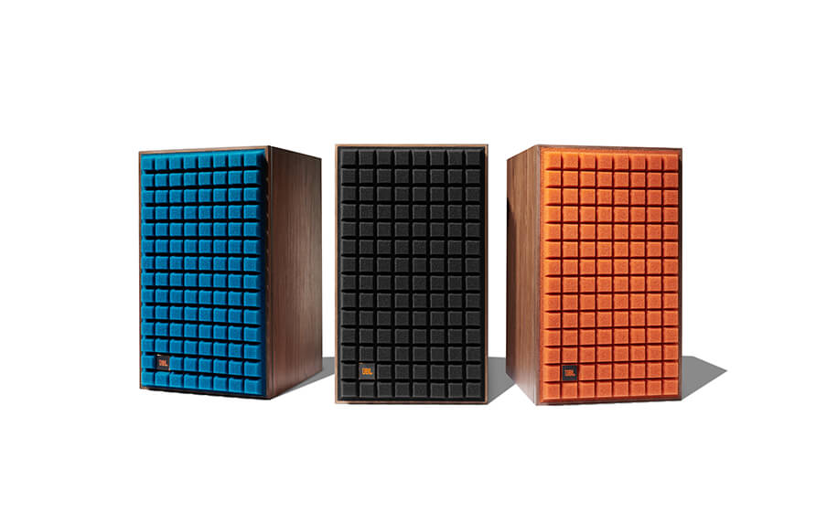 Diseño retro con el icónico estilo JBL y rejilla de espuma Quadrex vintage en tres colores: negro, naranja oscuro y azul oscuro