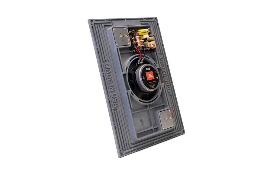 Diseño de una pieza con controlador de baja frecuencia de 203 mm y controladores de alta y media frecuencia de elemento doble.