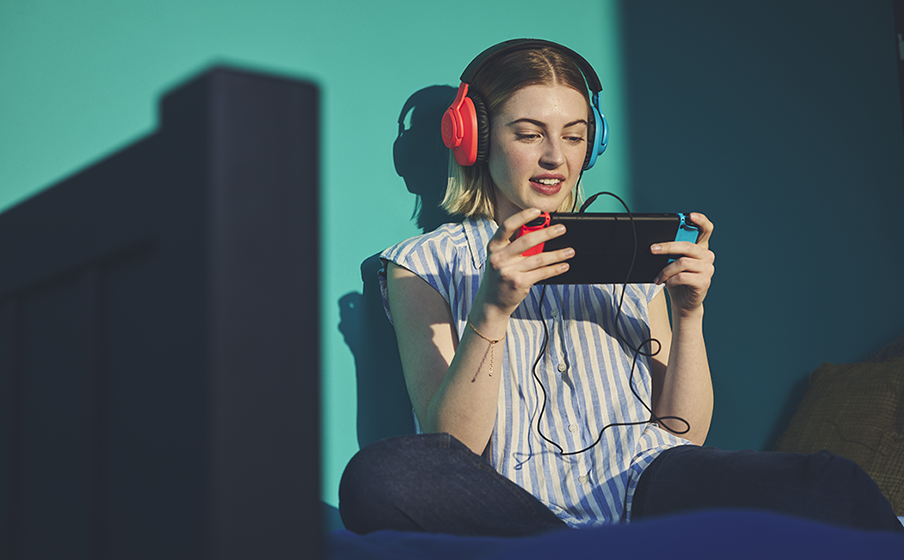 Conviértete en el polo de atracción del juego con JBL QuantumSOUND Signature