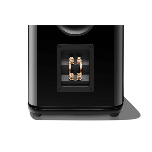 Dos juegos de postes de unión chapados en oro con correas.